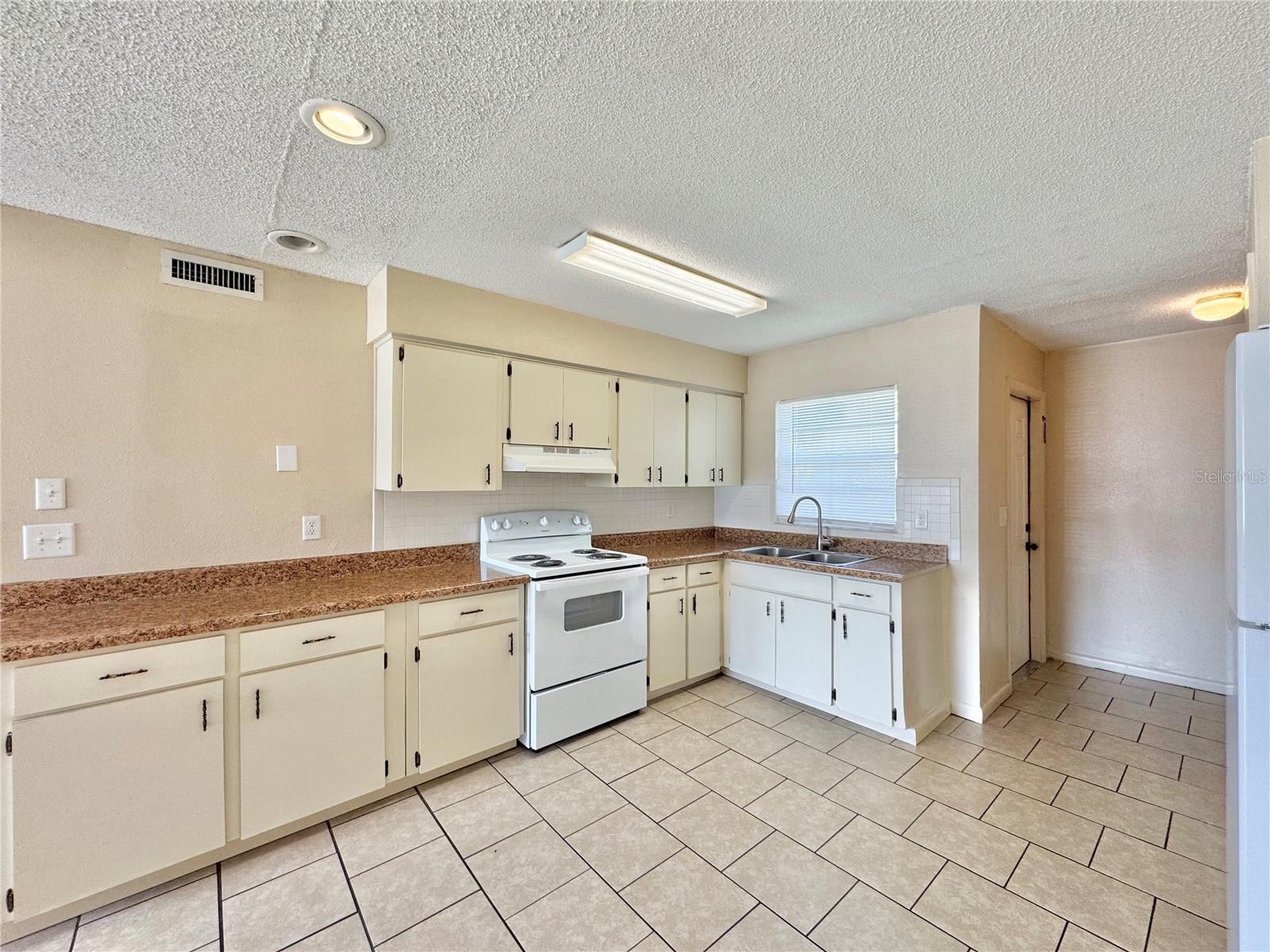 Image 6 of 18 For 2540 Elm Avenue