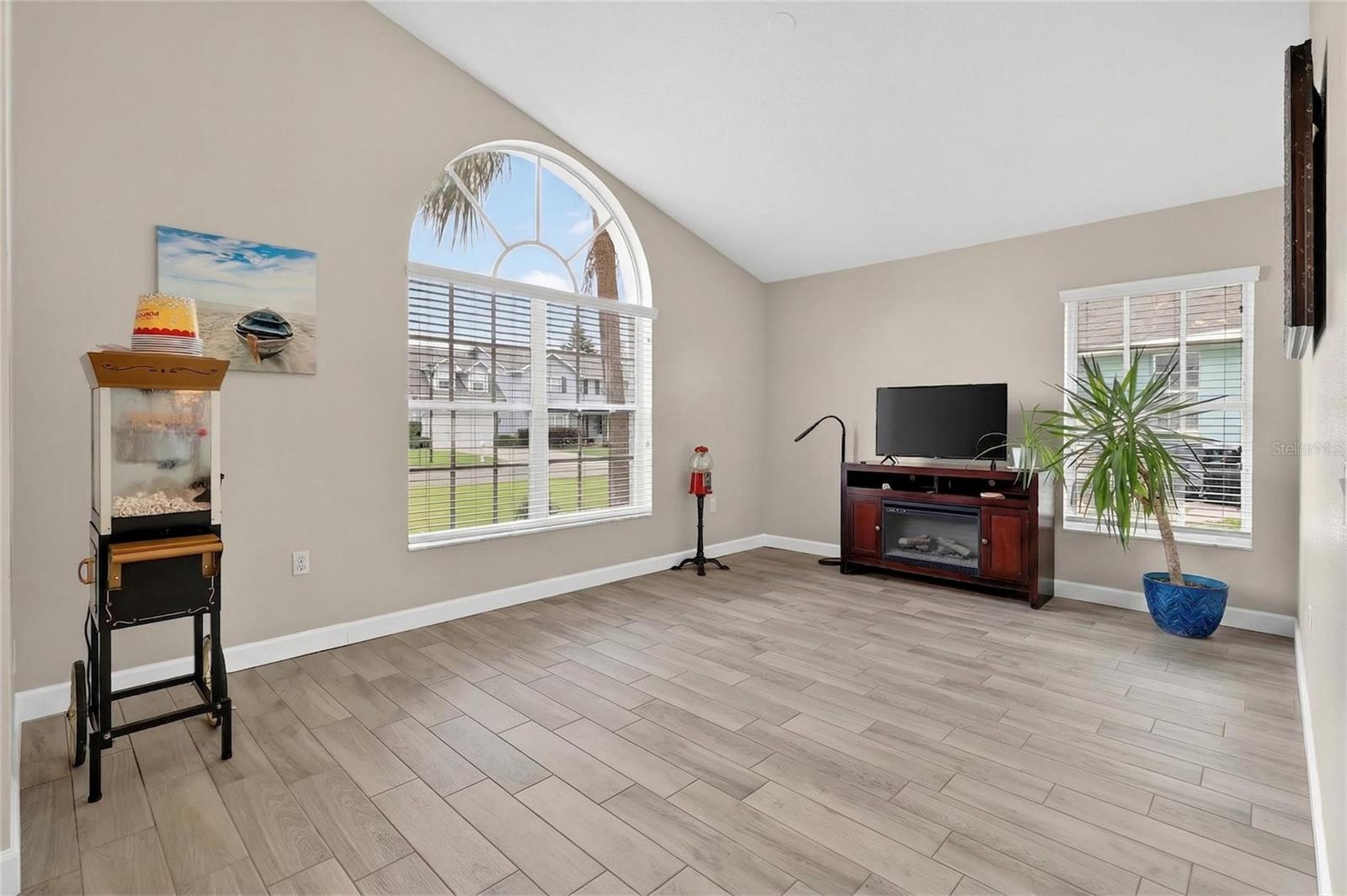 Image 17 of 72 For 737 Santa Maria Drive