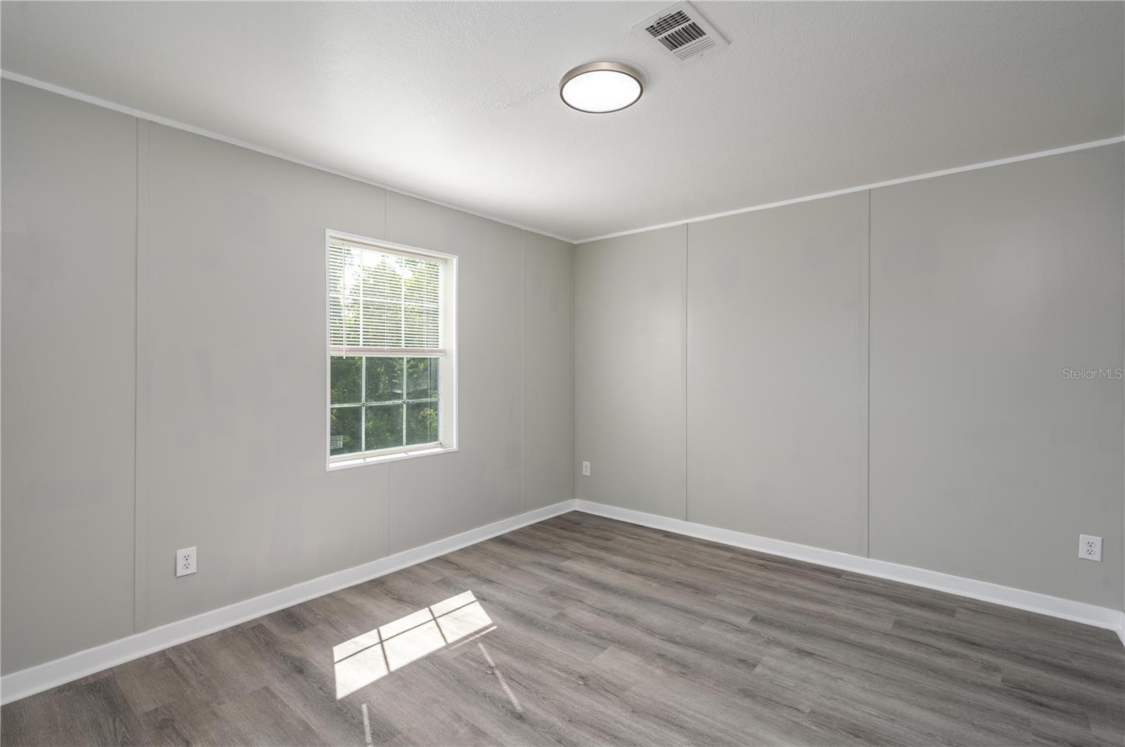 Image 14 of 39 For 991 Bay Court