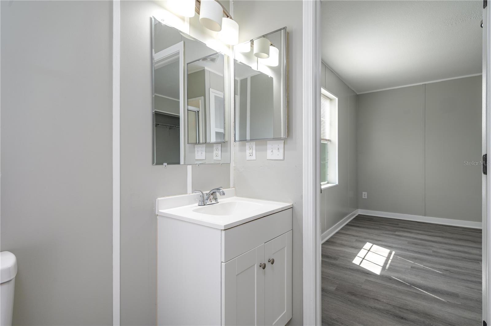 Image 18 of 39 For 991 Bay Court