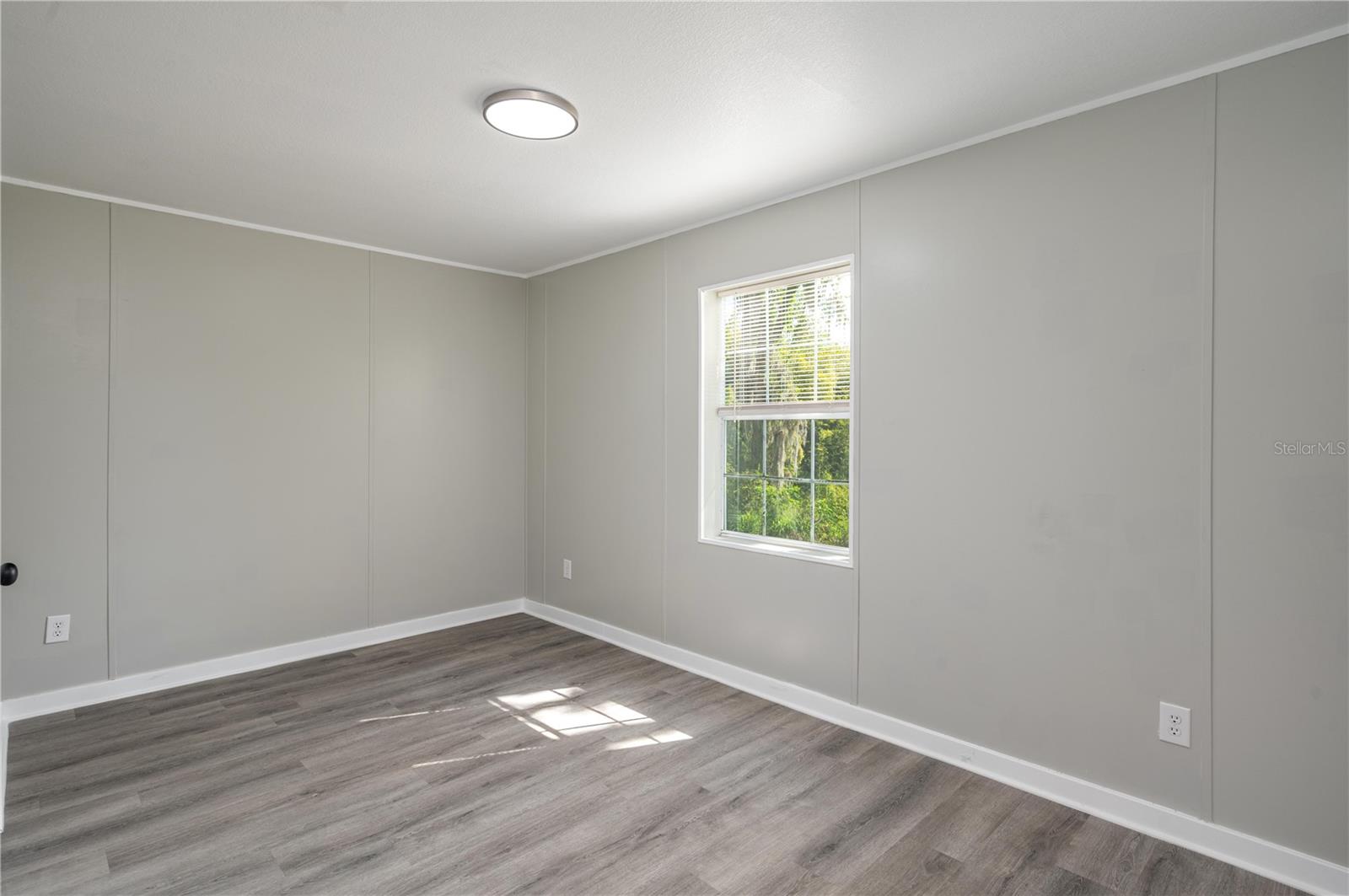 Image 19 of 39 For 991 Bay Court