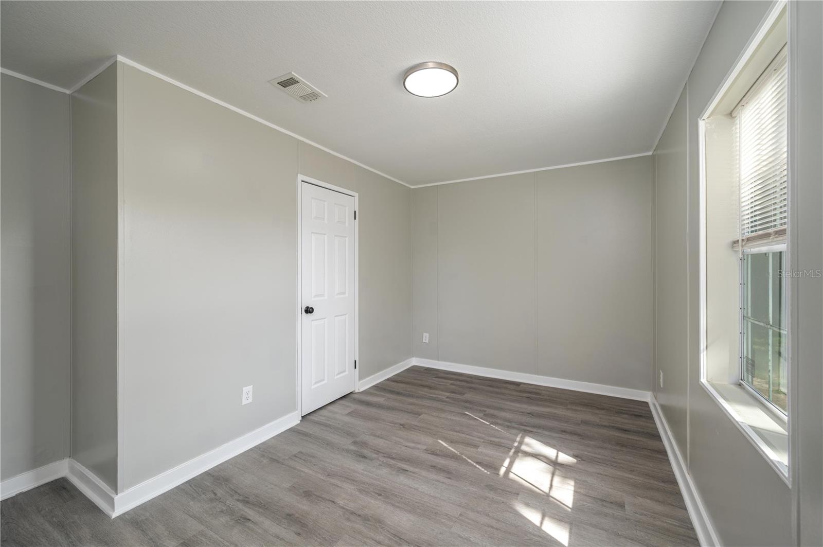 Image 20 of 39 For 991 Bay Court