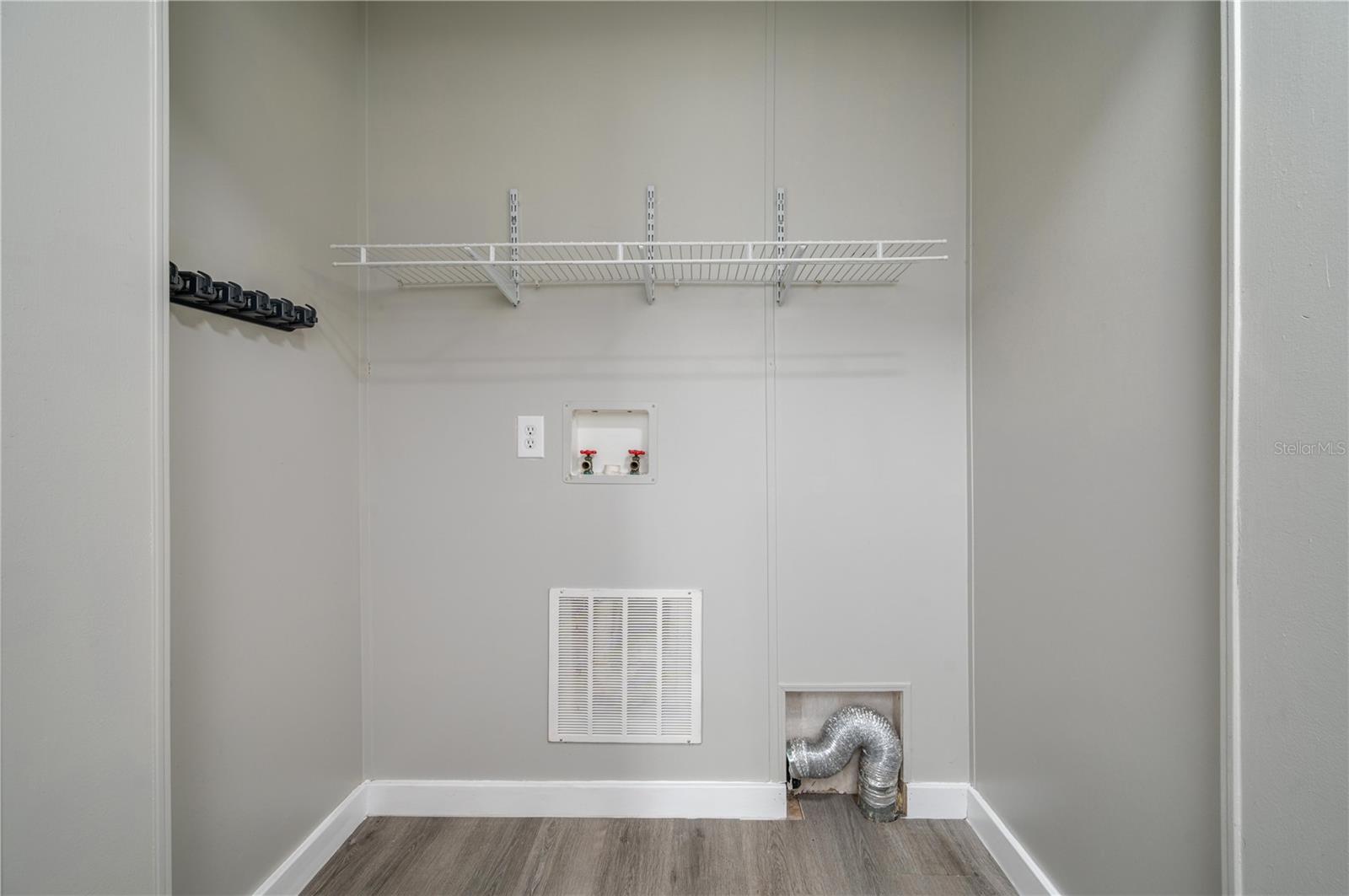 Image 26 of 39 For 991 Bay Court