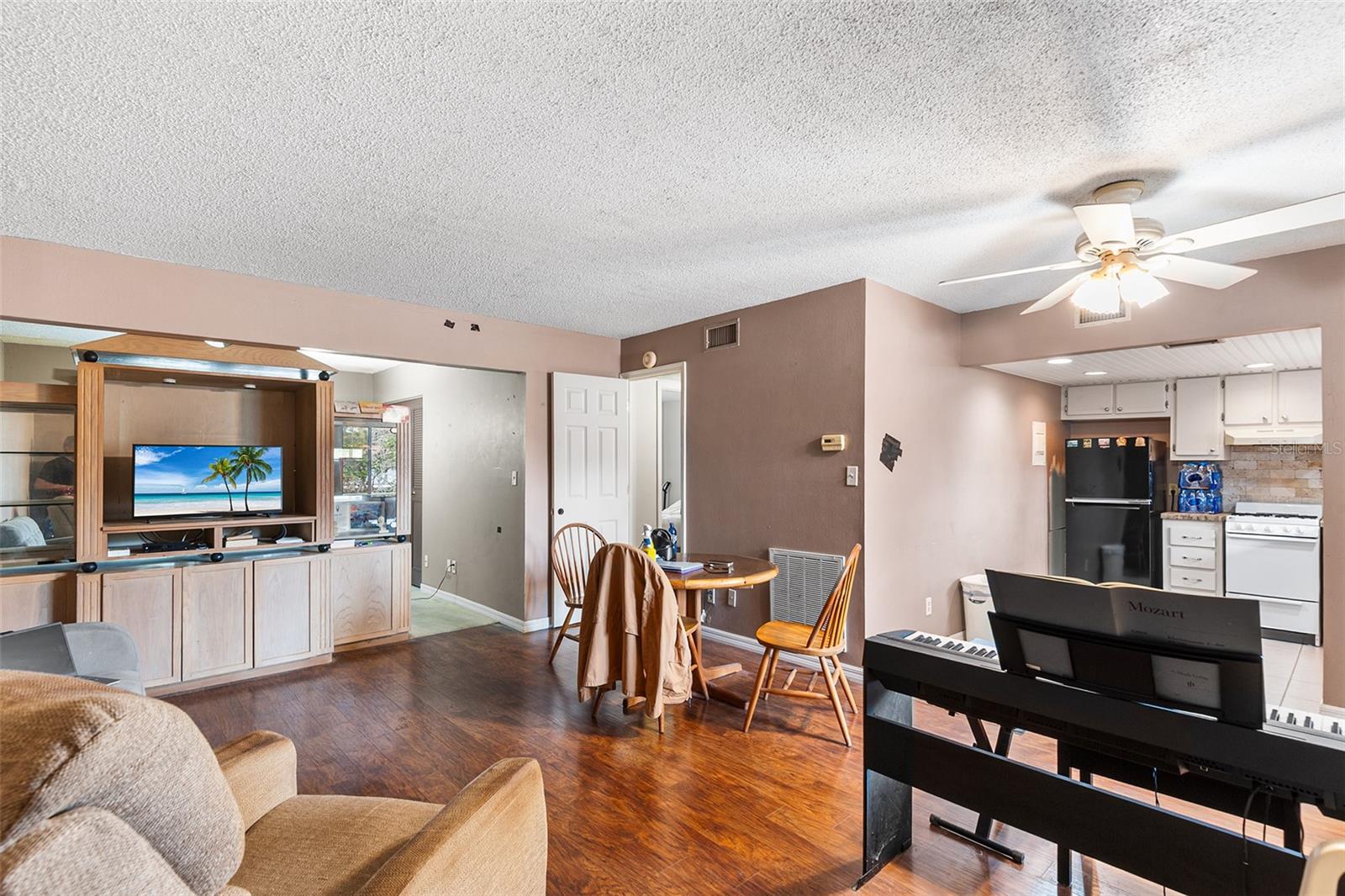 Image 3 of 29 For 1100 Martinique Drive 207