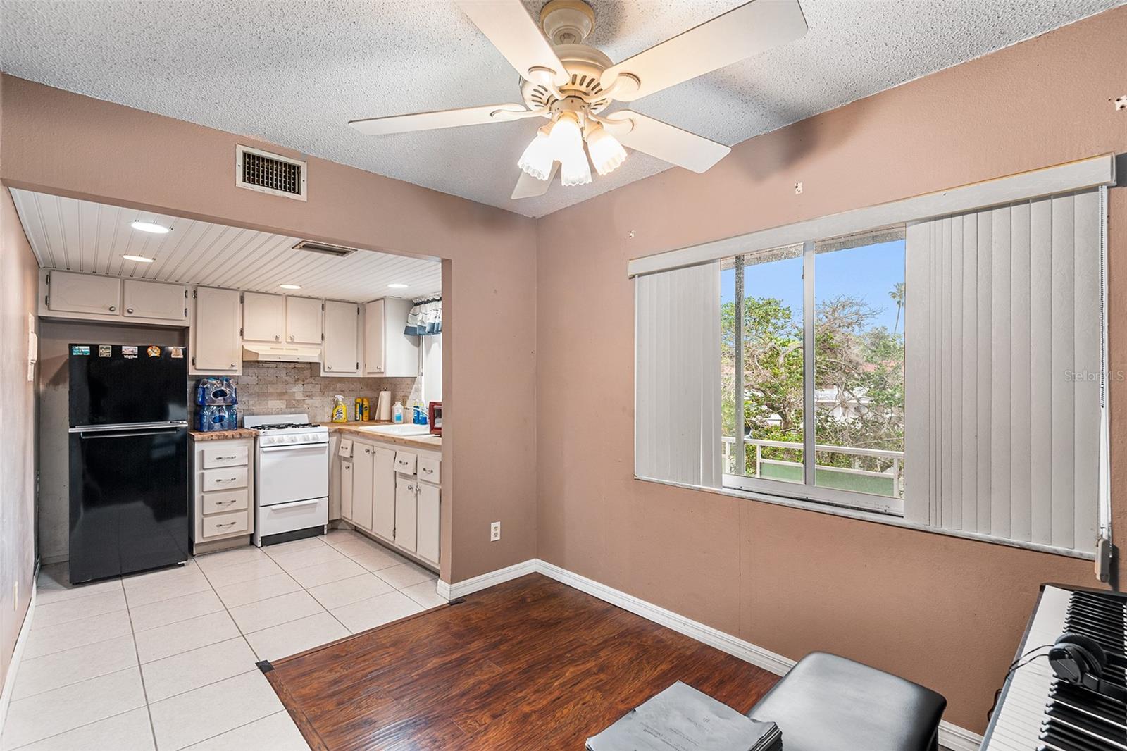 Image 5 of 29 For 1100 Martinique Drive 207