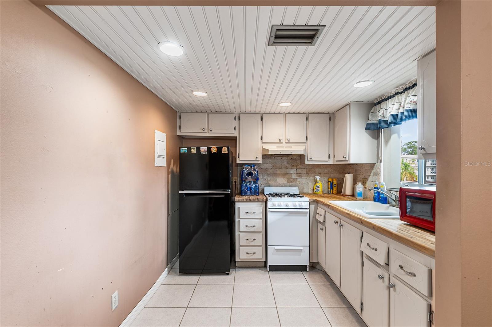 Image 6 of 29 For 1100 Martinique Drive 207