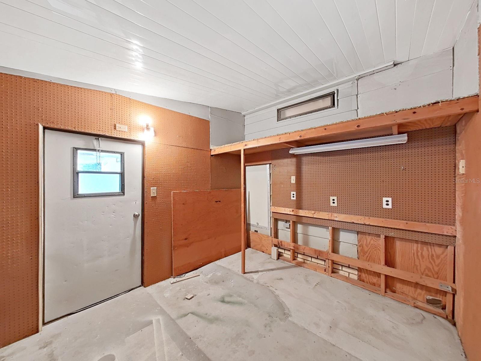 Image 31 of 39 For 1688 Foxway Dr