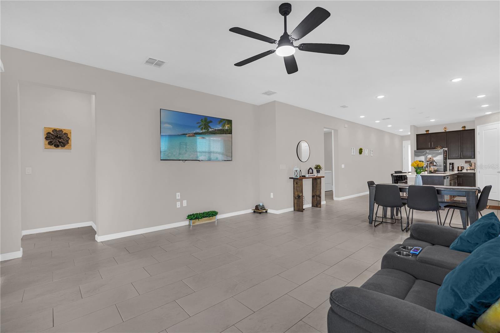 Image 7 of 35 For 836 Griffon Avenue