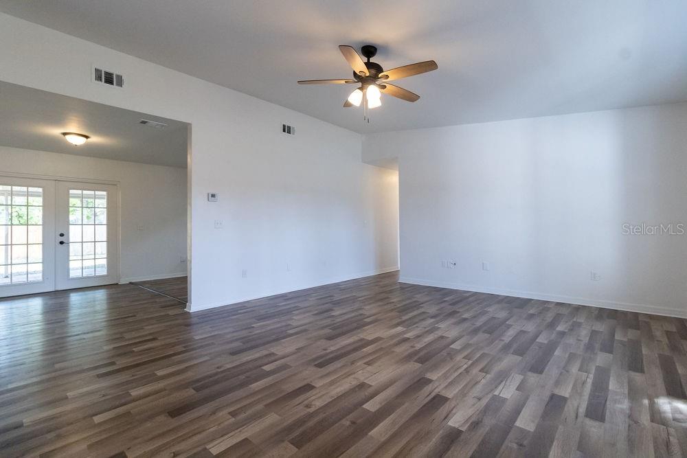 Image 4 of 17 For 2709 Queen Palm Drive