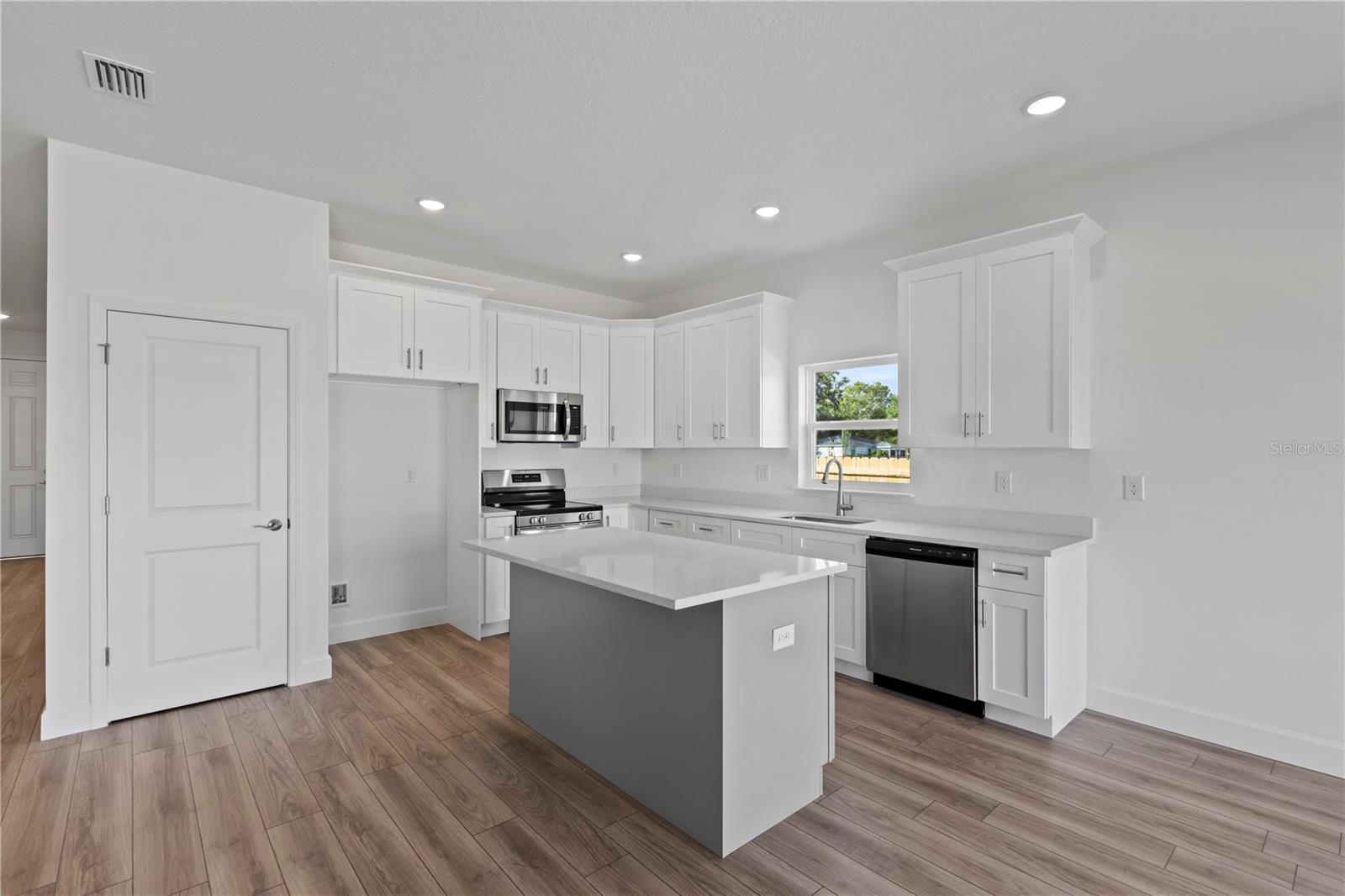 Image 16 of 28 For 810 24th Street