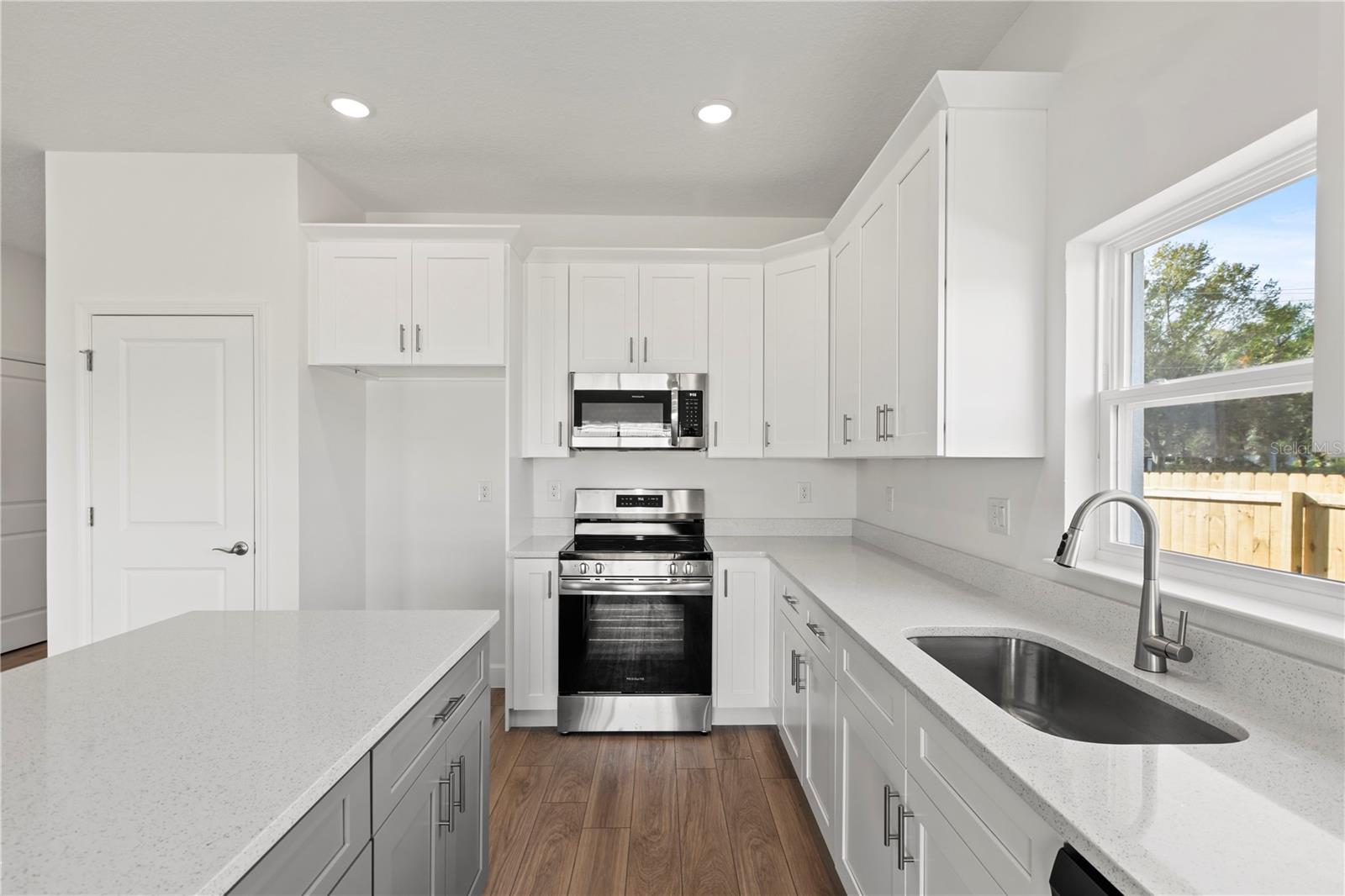 Image 21 of 28 For 810 24th Street