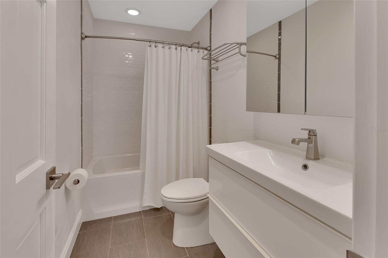 Image 31 of 37 For 117 Garfield Avenue 16