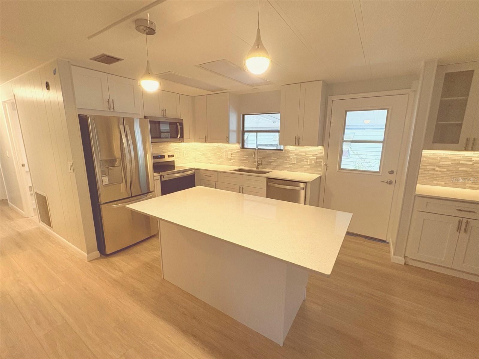 Image 6 of 31 For 596 Club Boulevard