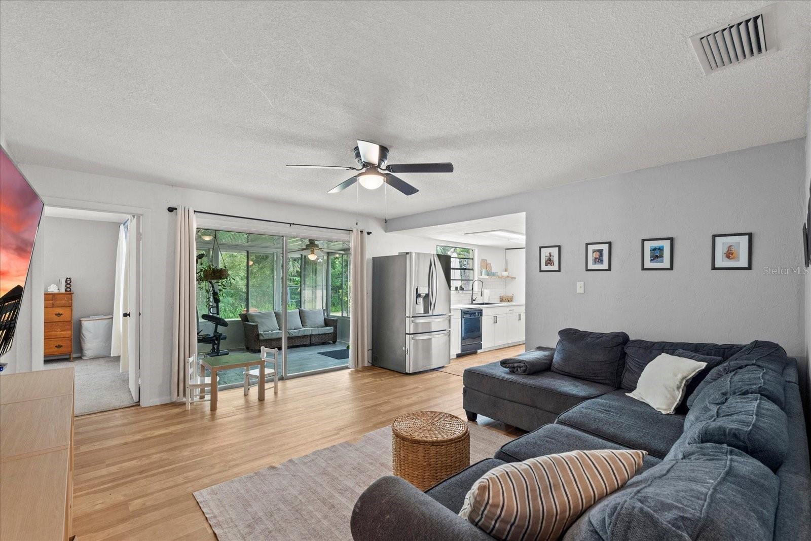 Image 16 of 34 For 736 Lindenwood Circle W