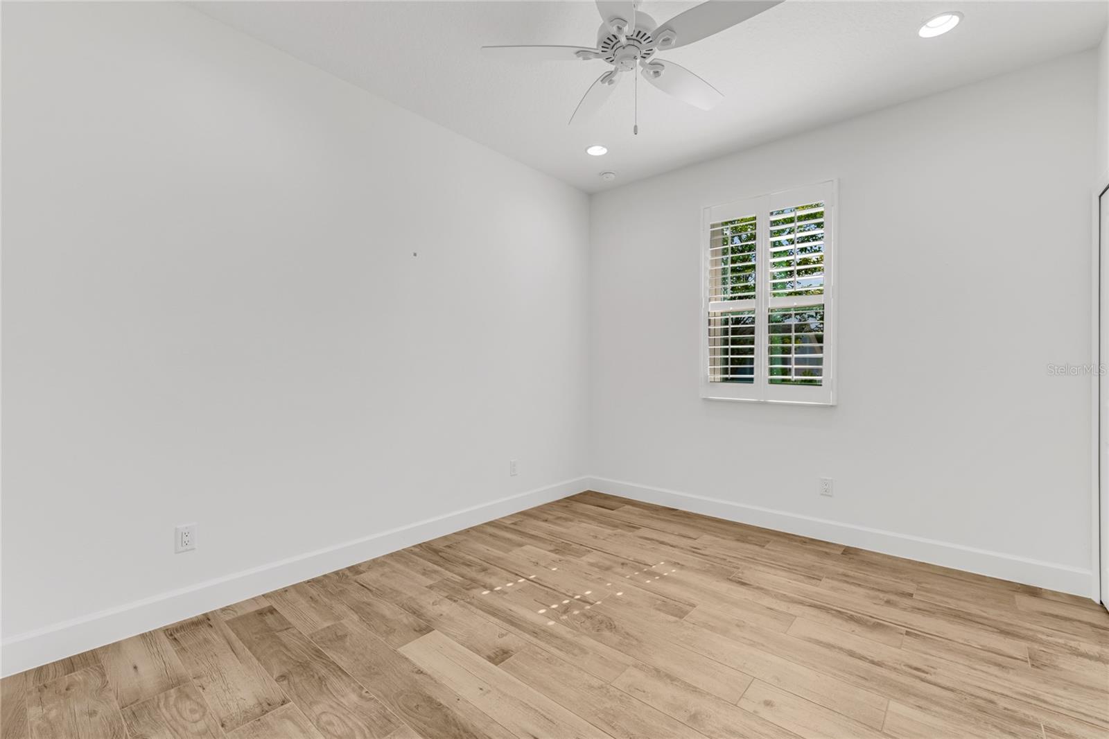 Image 11 of 37 For 484 Landshark Boulevard
