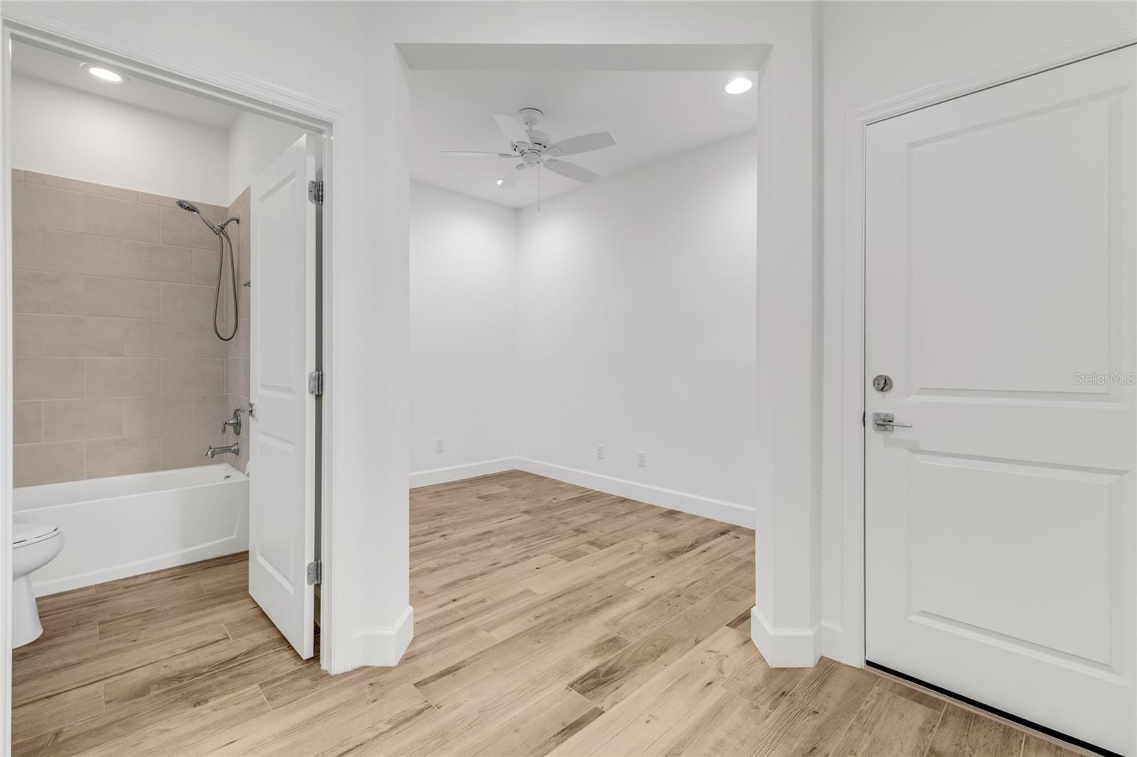 Image 13 of 37 For 484 Landshark Boulevard