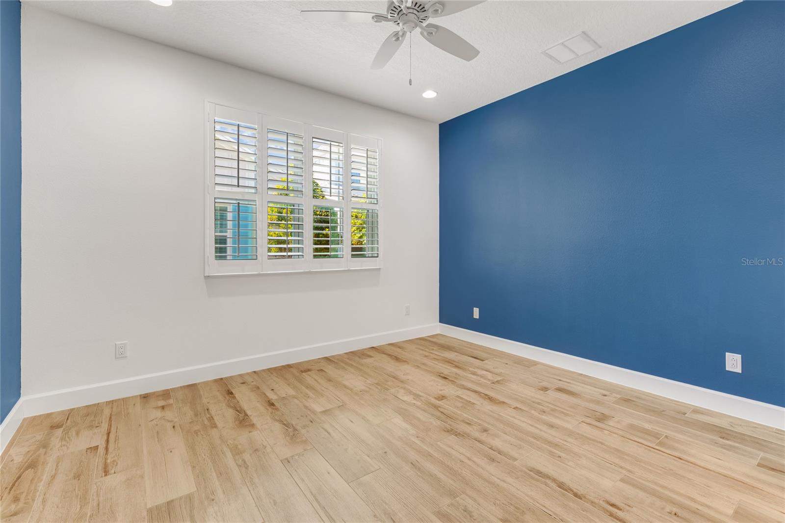 Image 8 of 37 For 484 Landshark Boulevard