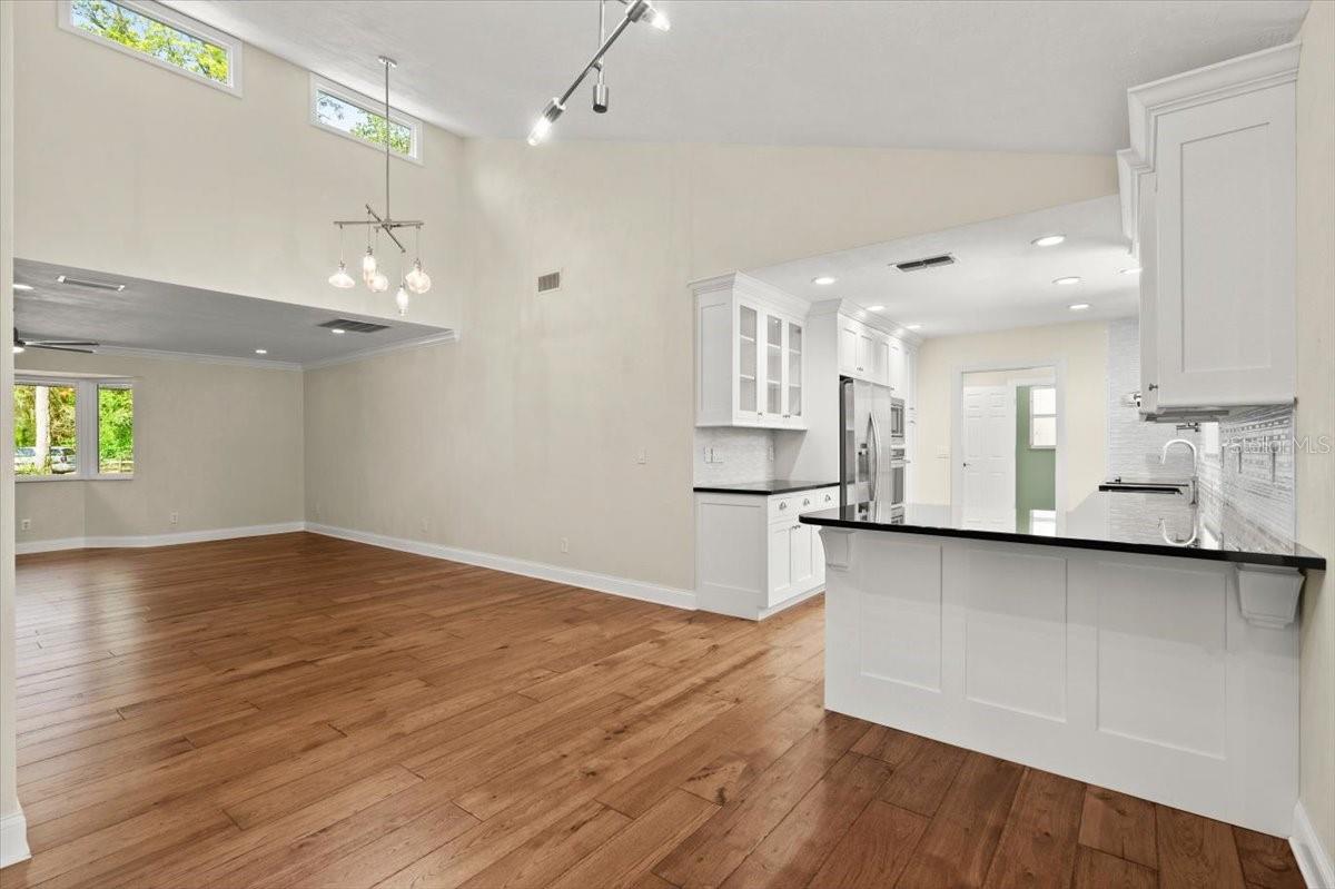 Image 17 of 52 For 6185 Shoreline Drive