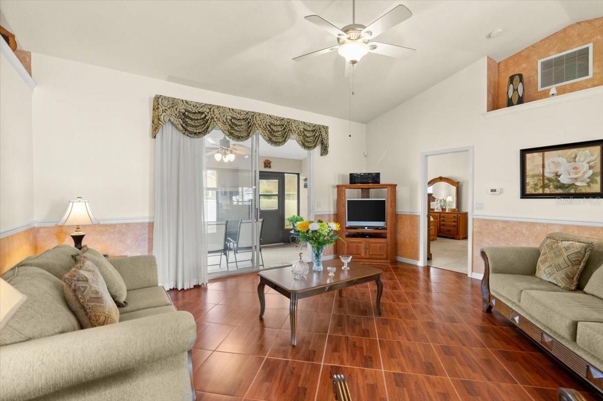 Image 13 of 43 For 979 Leyburn Drive