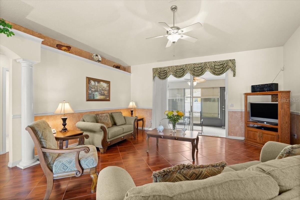 Image 14 of 43 For 979 Leyburn Drive