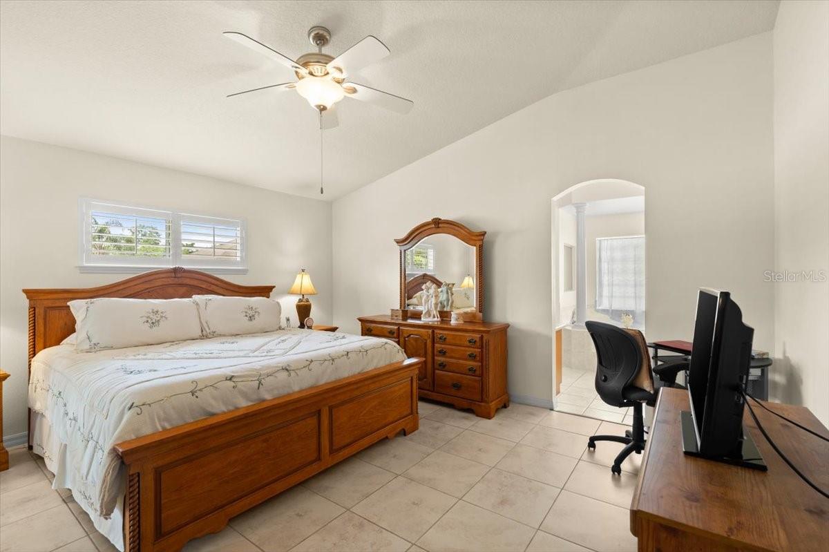 Image 17 of 43 For 979 Leyburn Drive
