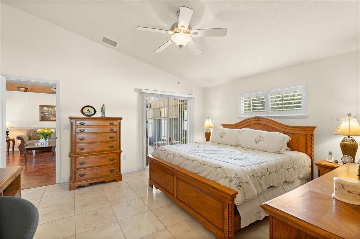 Image 18 of 43 For 979 Leyburn Drive