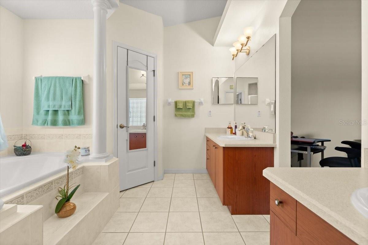 Image 21 of 43 For 979 Leyburn Drive