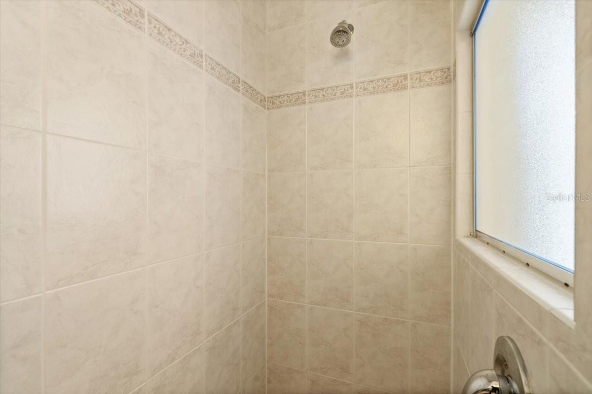 Image 22 of 43 For 979 Leyburn Drive