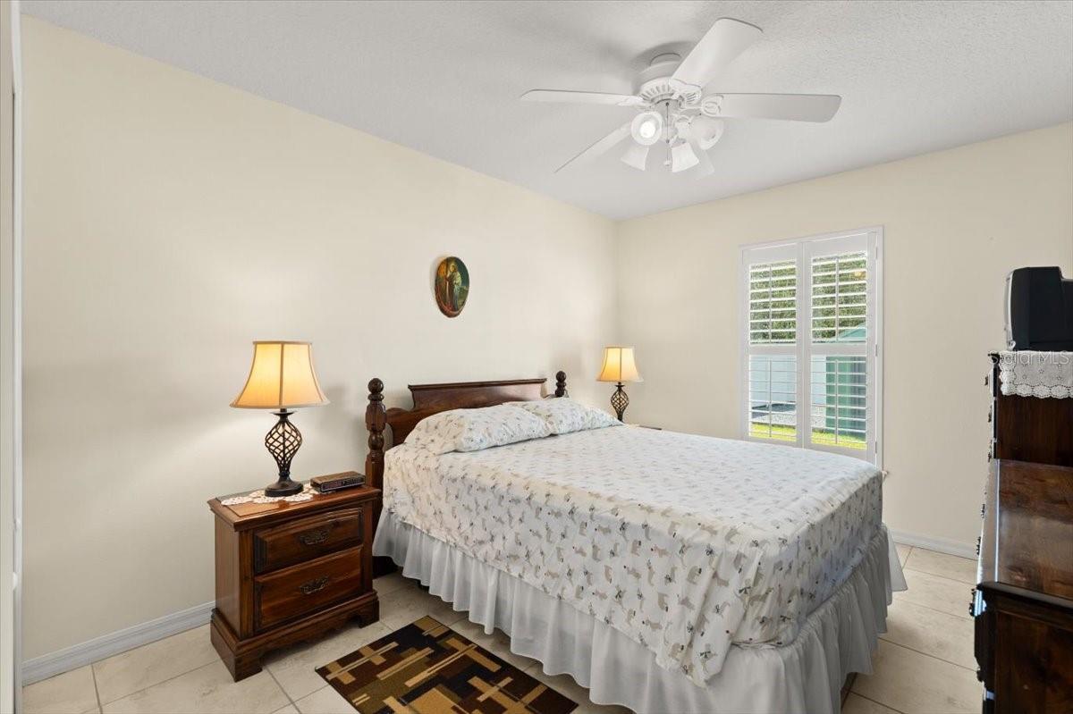 Image 23 of 43 For 979 Leyburn Drive