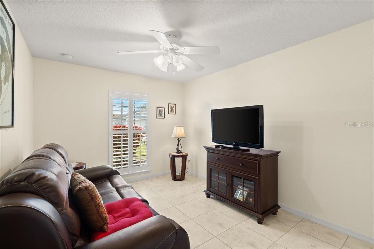 Image 26 of 43 For 979 Leyburn Drive