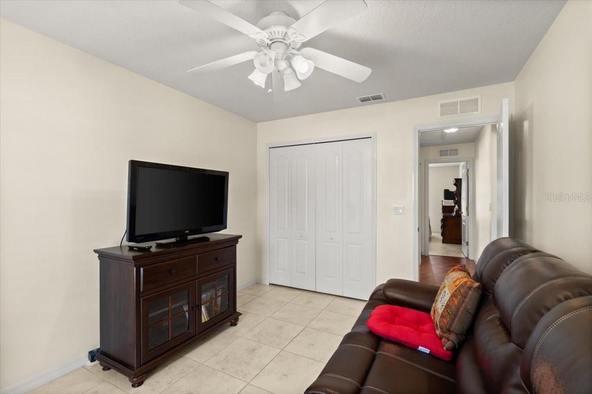 Image 27 of 43 For 979 Leyburn Drive