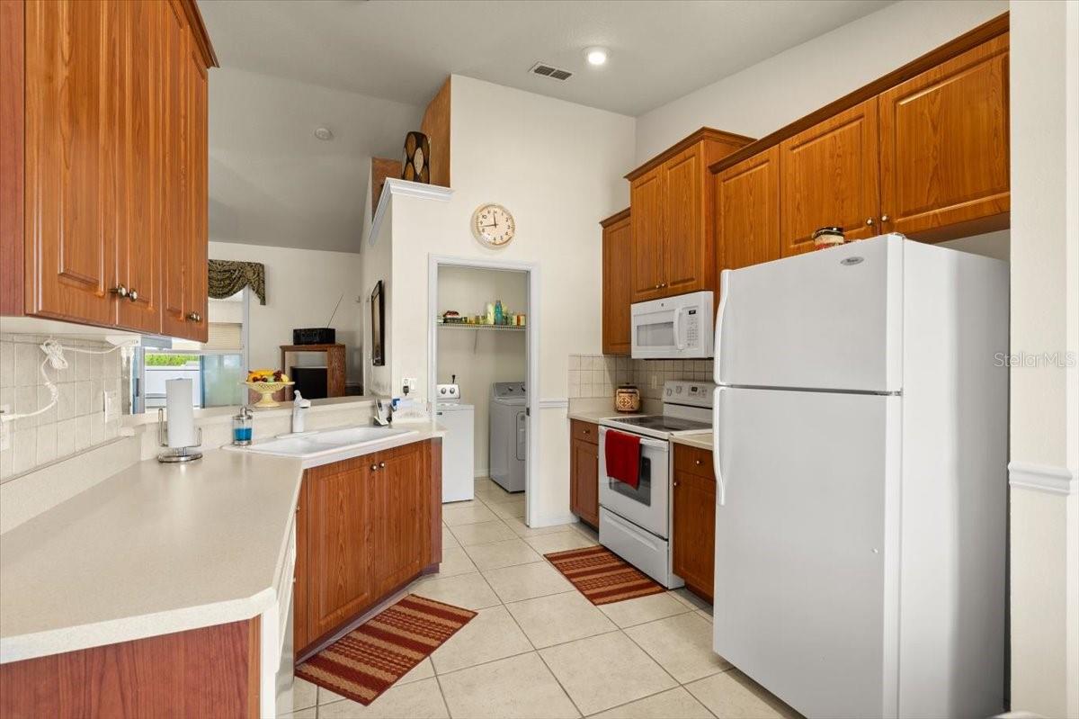 Image 8 of 43 For 979 Leyburn Drive