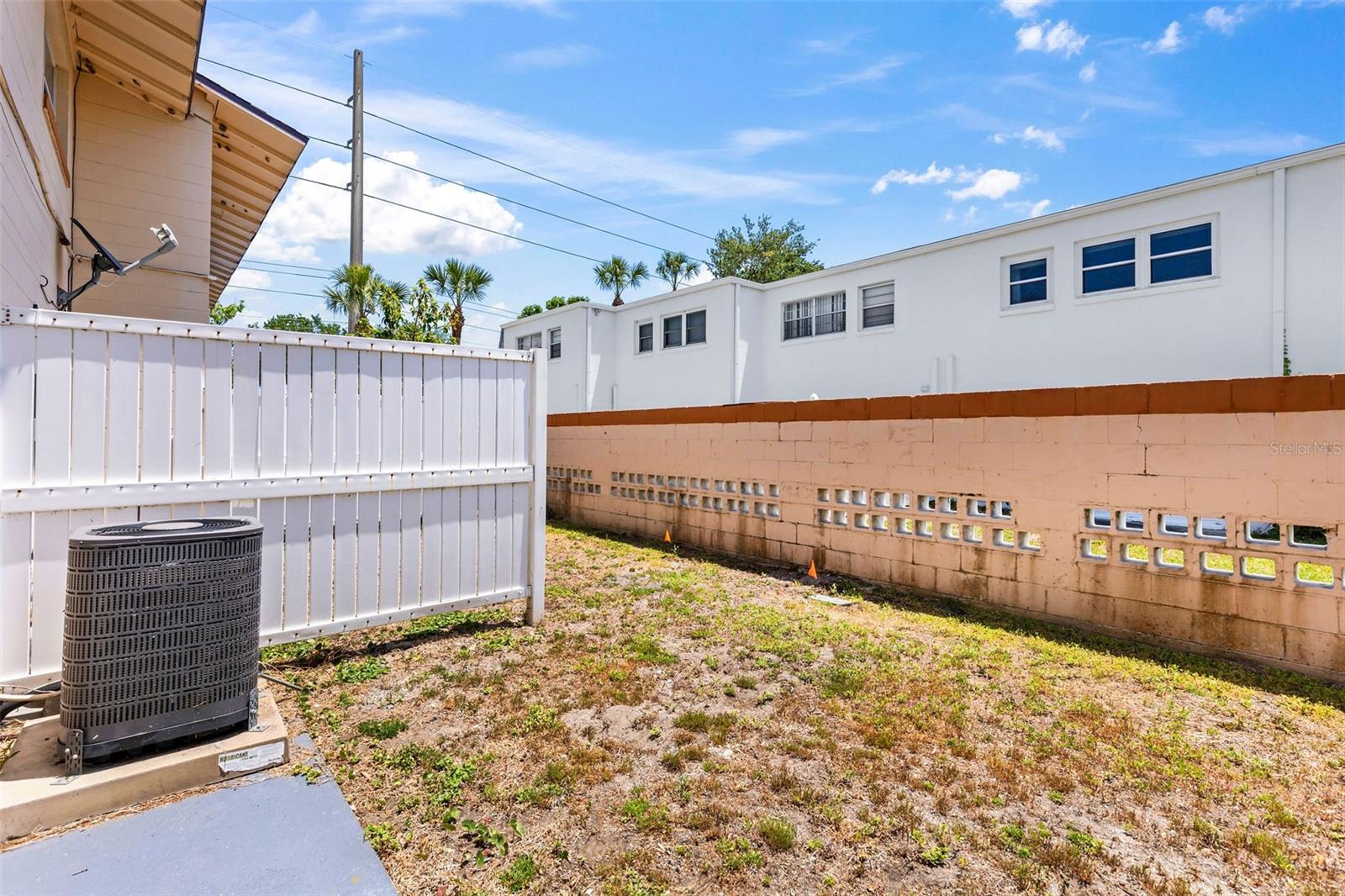 Image 19 of 29 For 1600 Palmetto Avenue 105