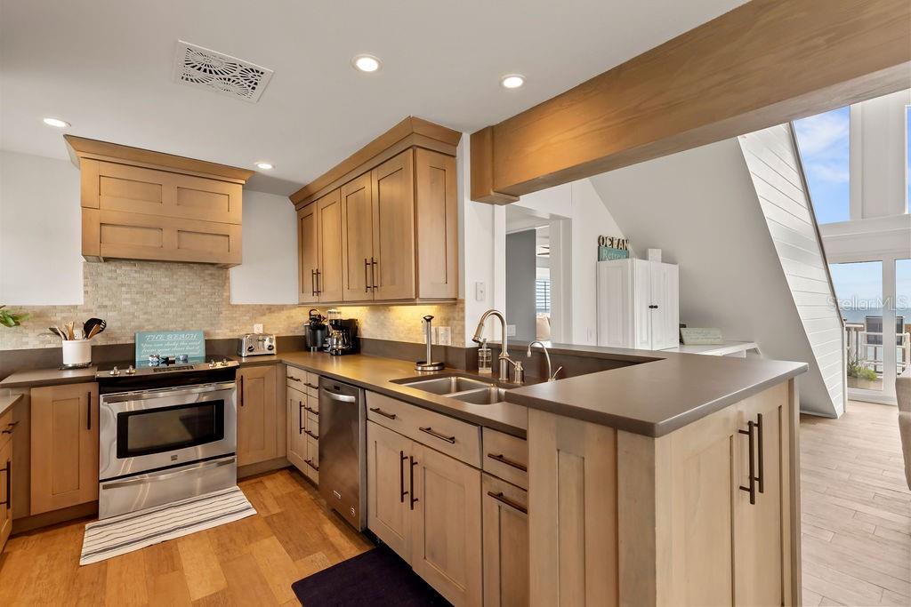 Image 11 of 62 For 6847 Atlantic Avenue