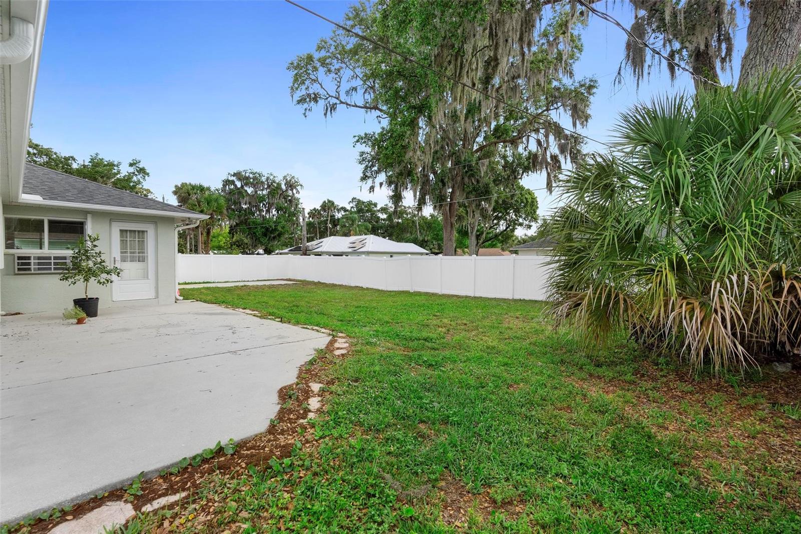 Image 29 of 37 For 1715 Queen Palm Drive