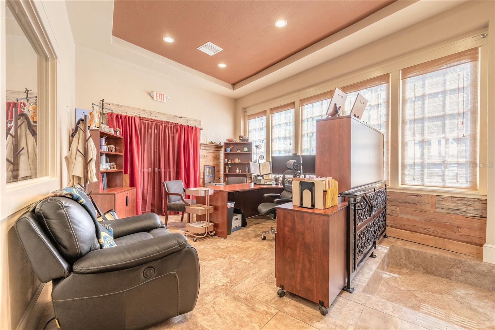 Listing photo id 10 for 1112 Riverside Drive