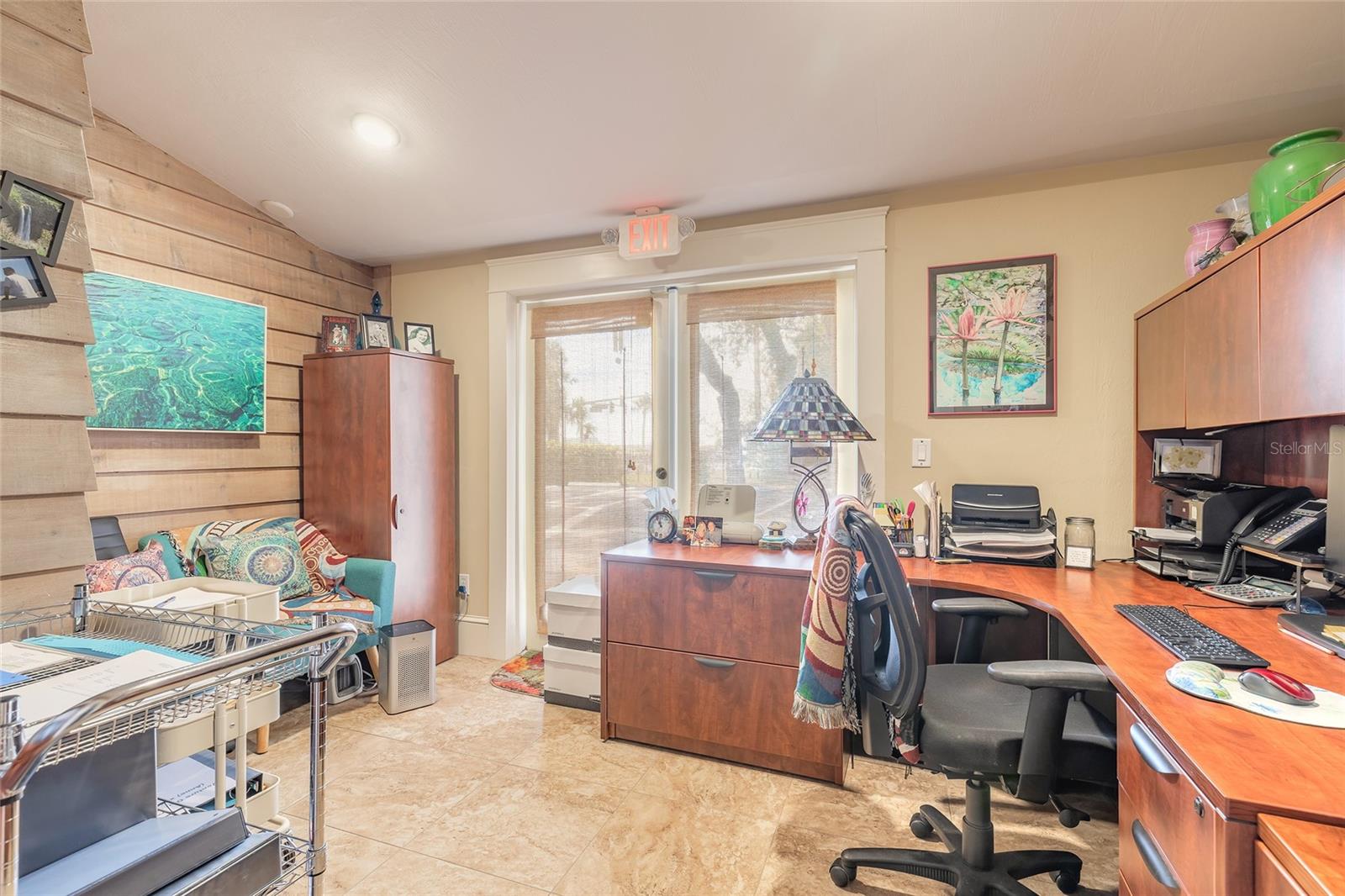 Listing photo id 12 for 1112 Riverside Drive