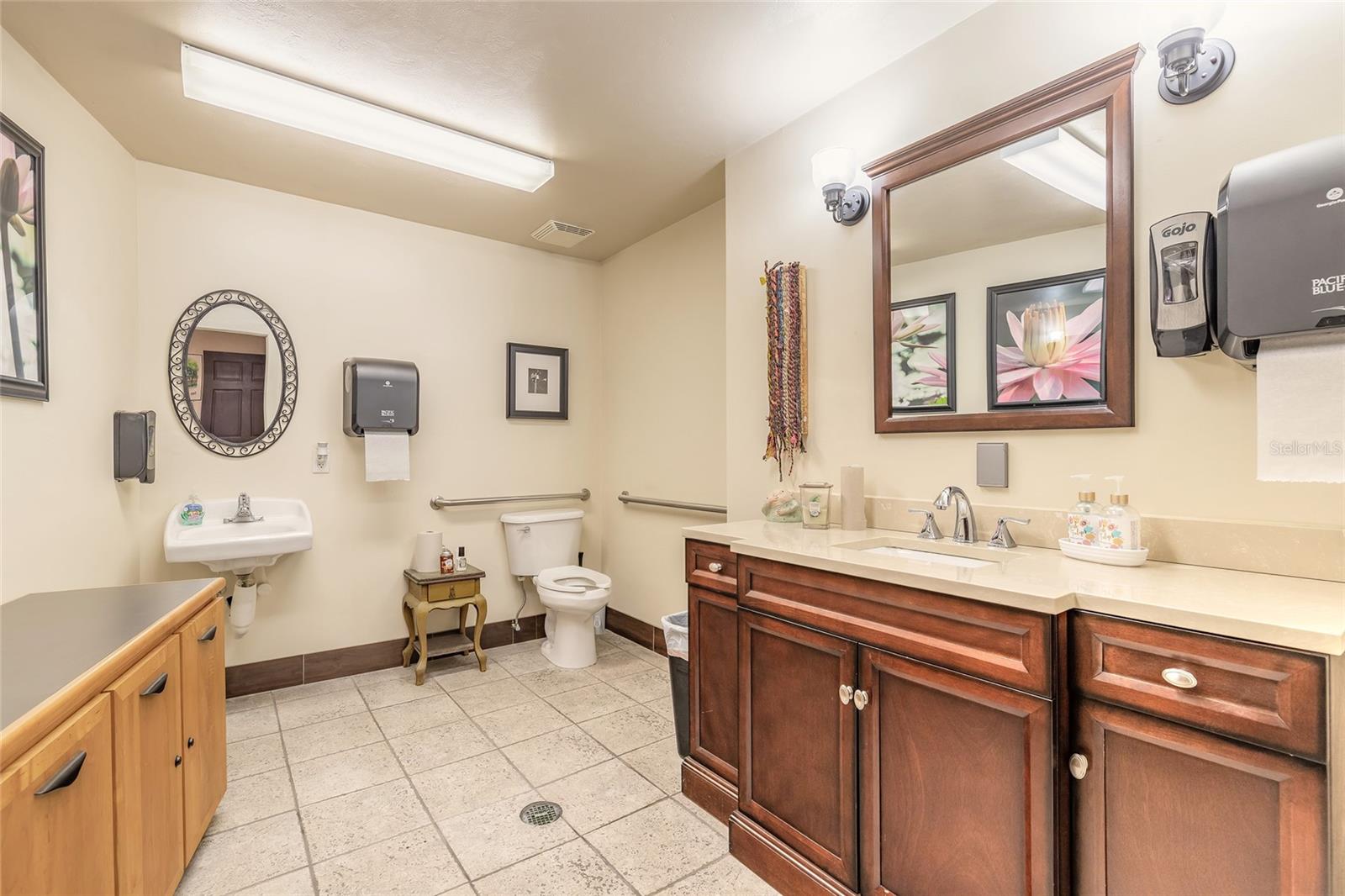 Listing photo id 13 for 1112 Riverside Drive