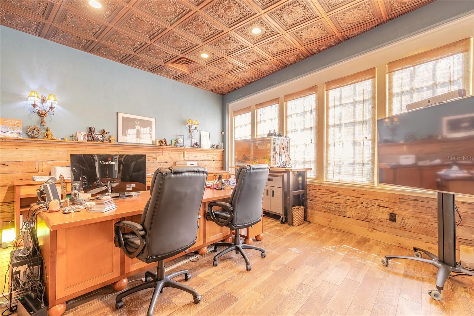 Listing photo id 15 for 1112 Riverside Drive