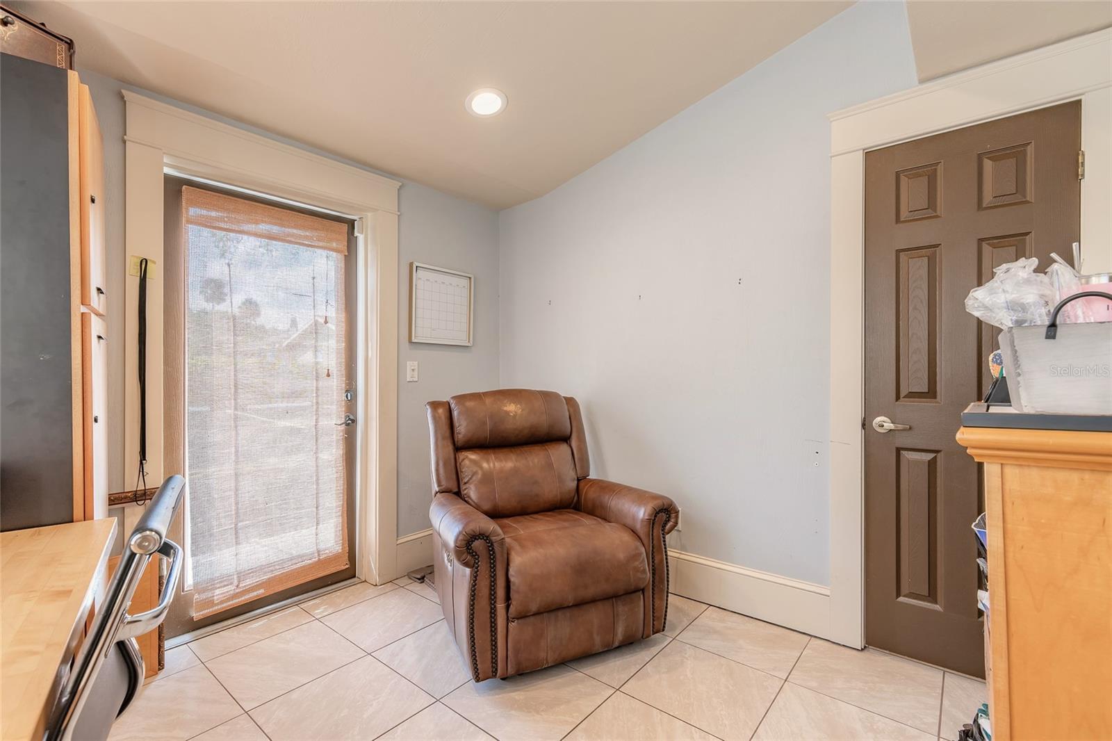 Listing photo id 16 for 1112 Riverside Drive