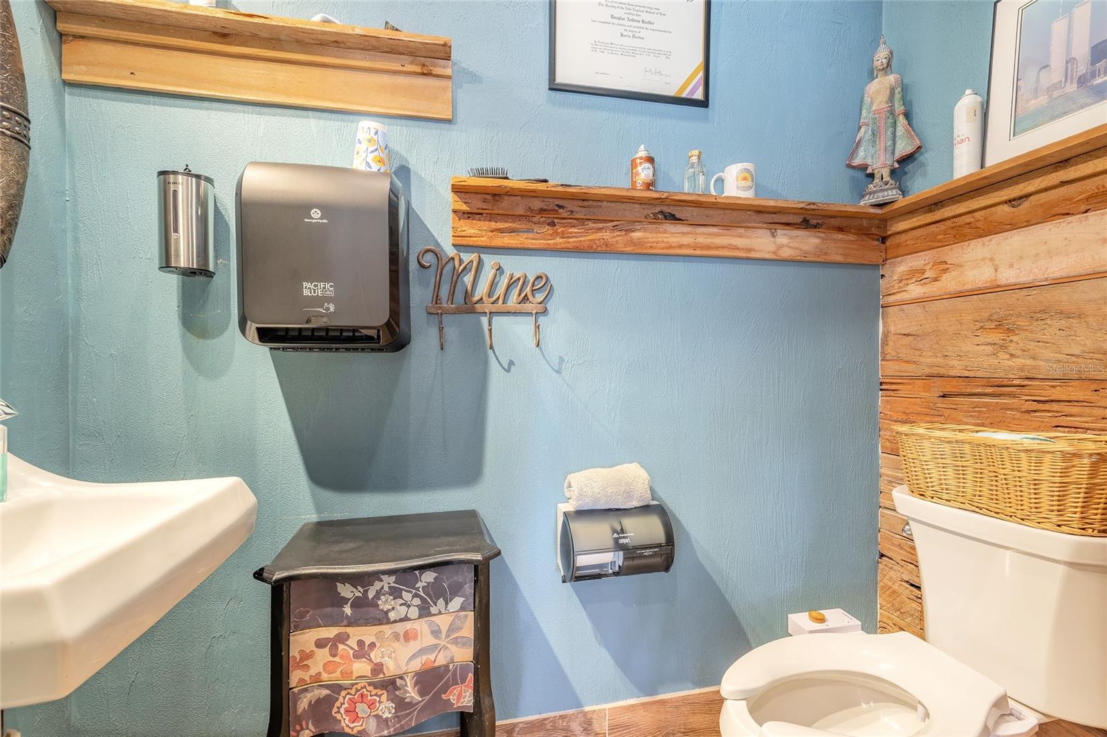 Listing photo id 17 for 1112 Riverside Drive