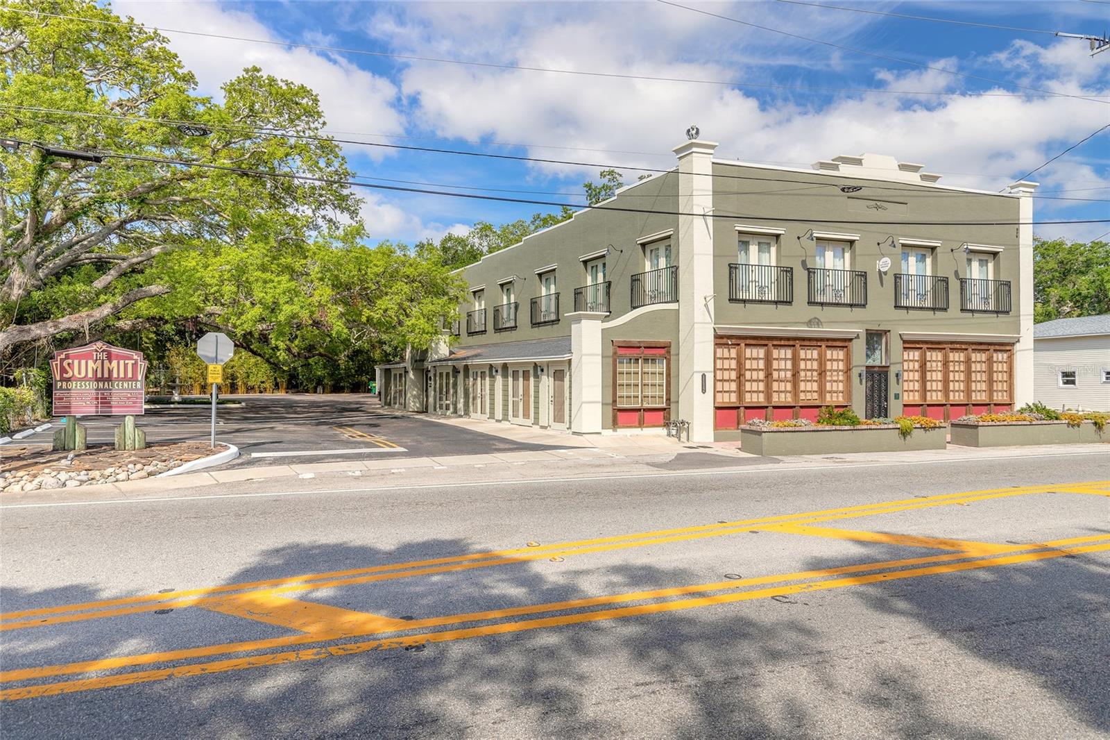 Listing photo id 0 for 1112 Riverside Drive