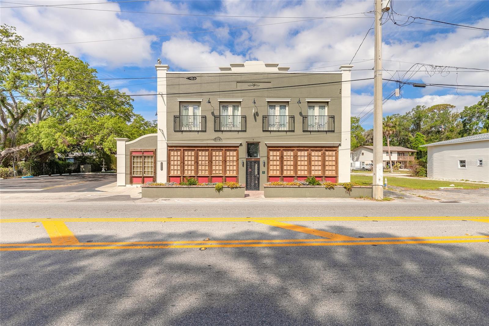 Listing photo id 1 for 1112 Riverside Drive