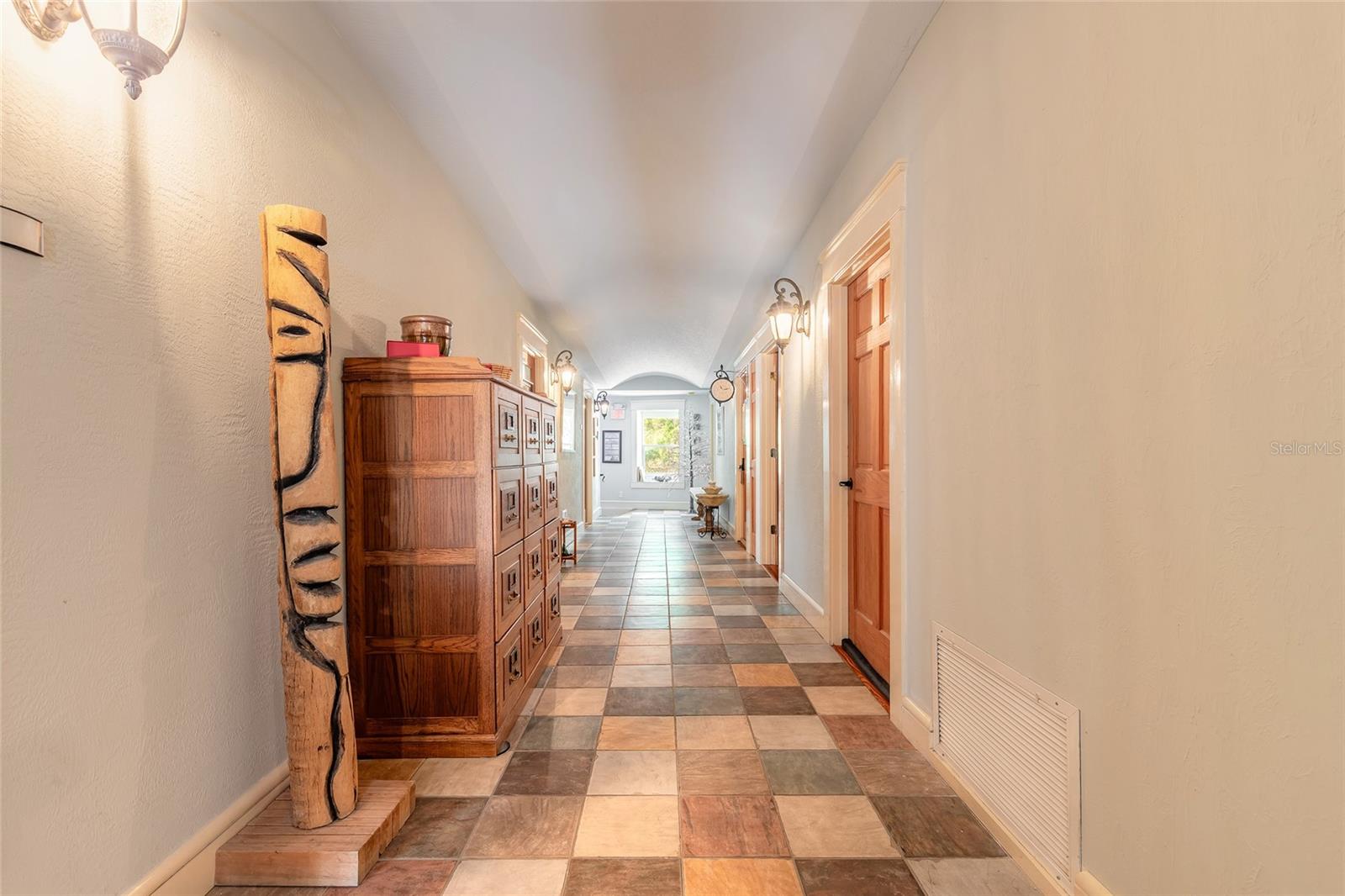 Listing photo id 29 for 1112 Riverside Drive