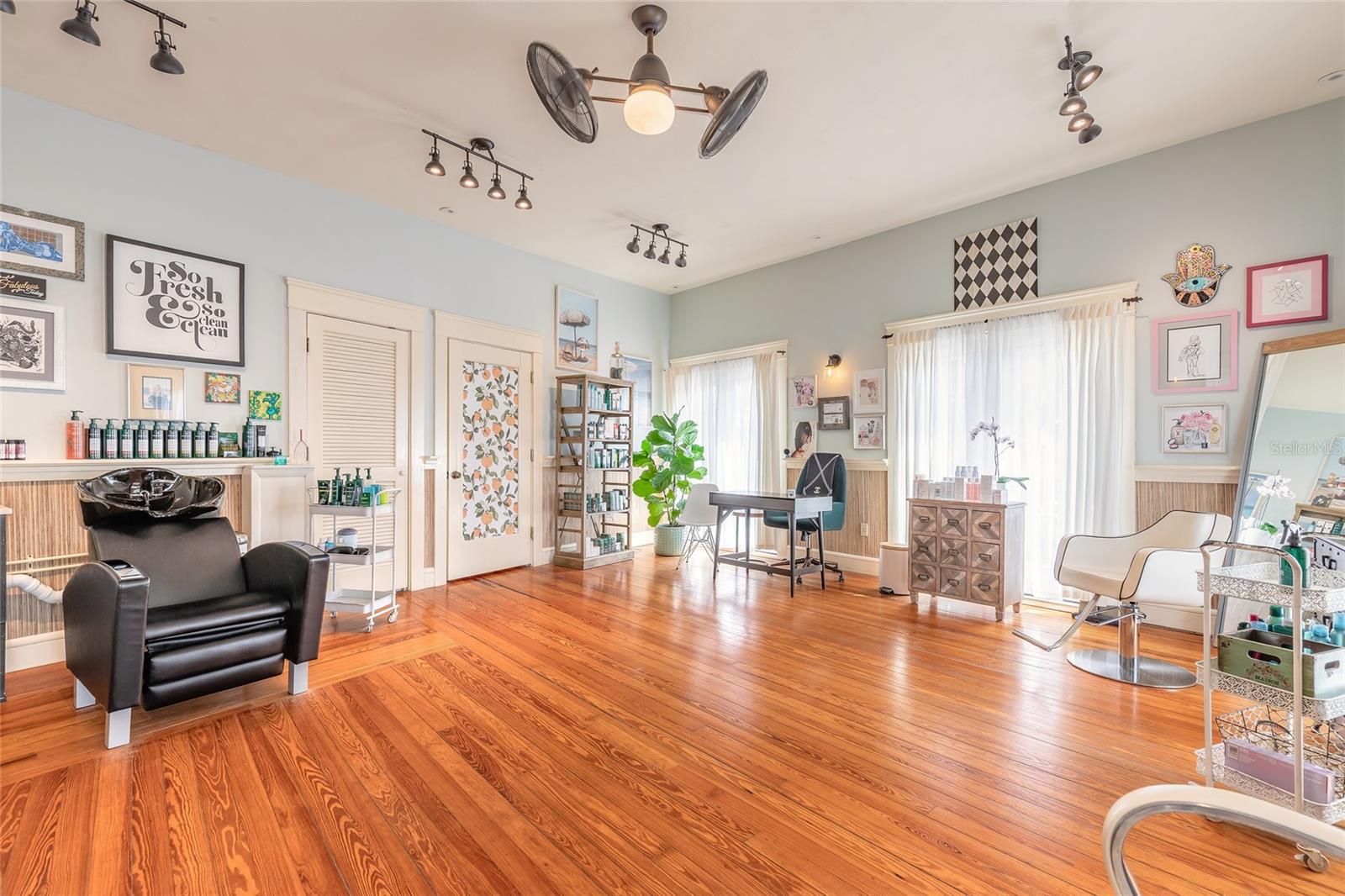 Listing photo id 30 for 1112 Riverside Drive