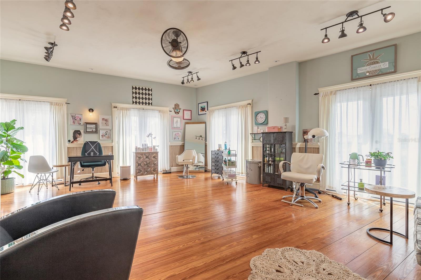Listing photo id 31 for 1112 Riverside Drive
