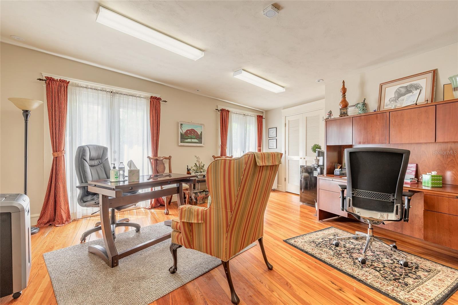 Listing photo id 32 for 1112 Riverside Drive