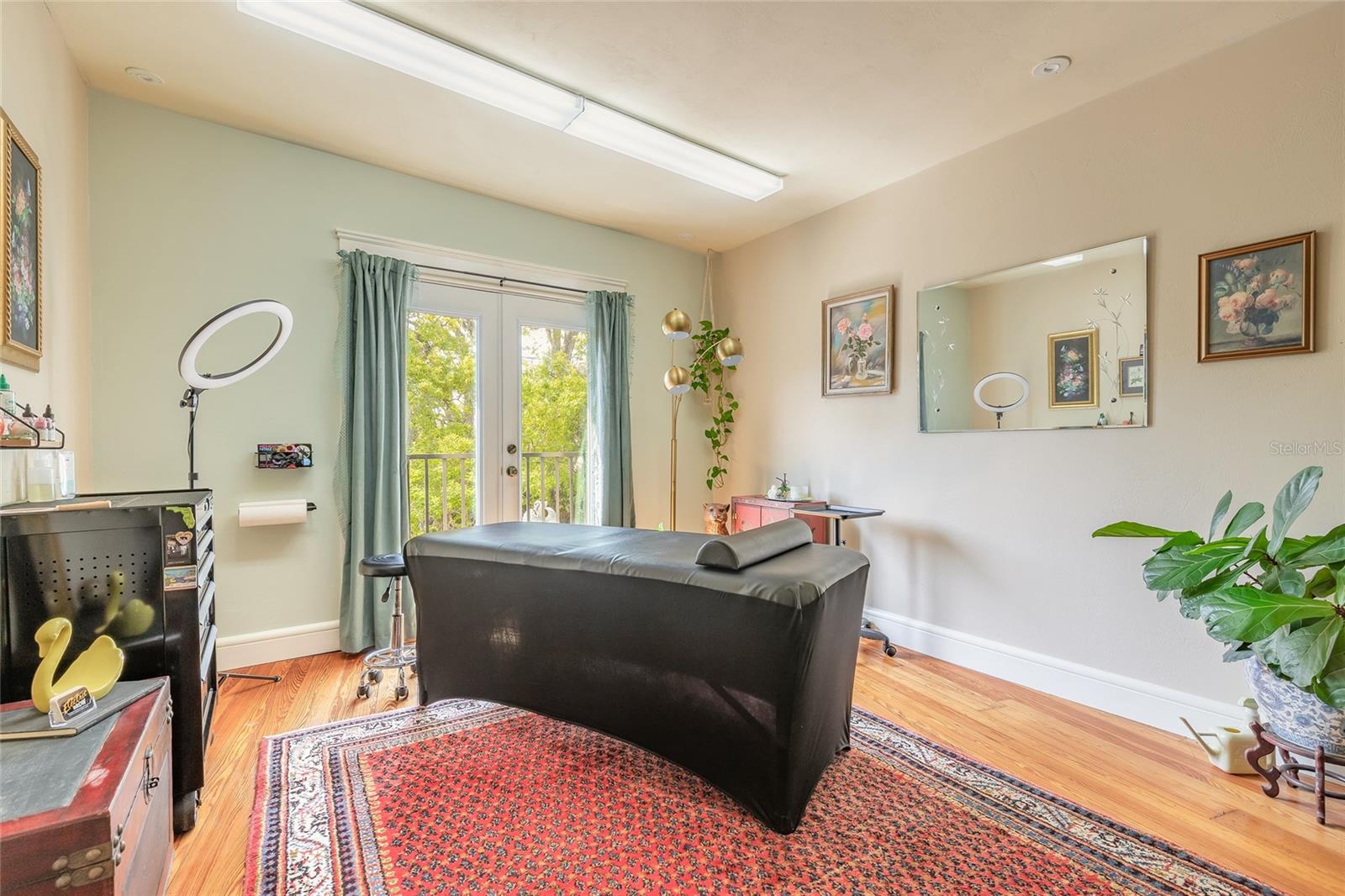 Listing photo id 33 for 1112 Riverside Drive