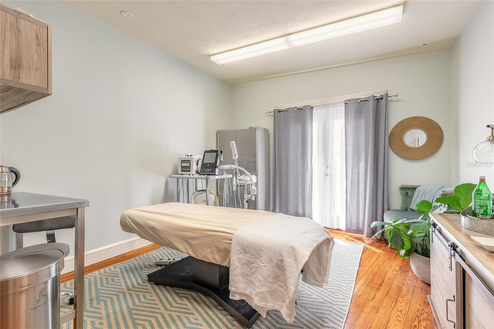 Listing photo id 34 for 1112 Riverside Drive