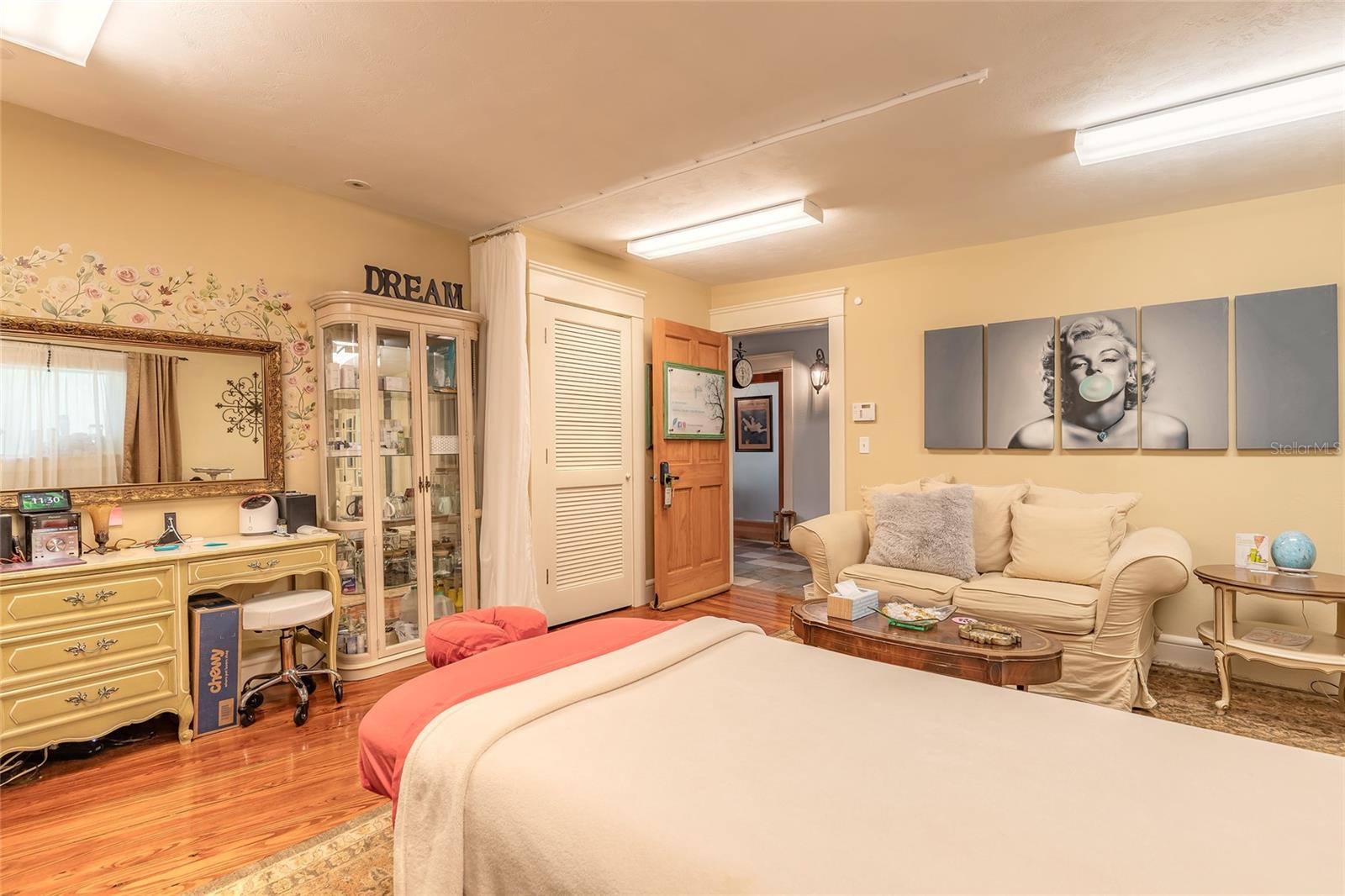 Listing photo id 35 for 1112 Riverside Drive